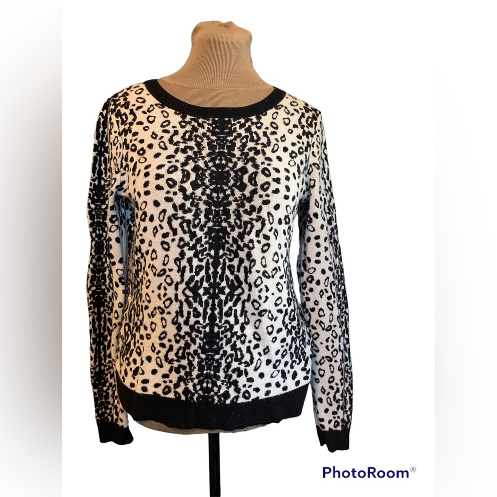 H&M animal print sweater size M